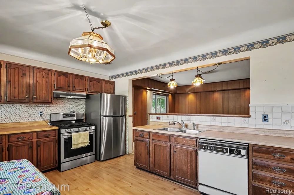 33200 Edgegrove Fraser City, MI 48026