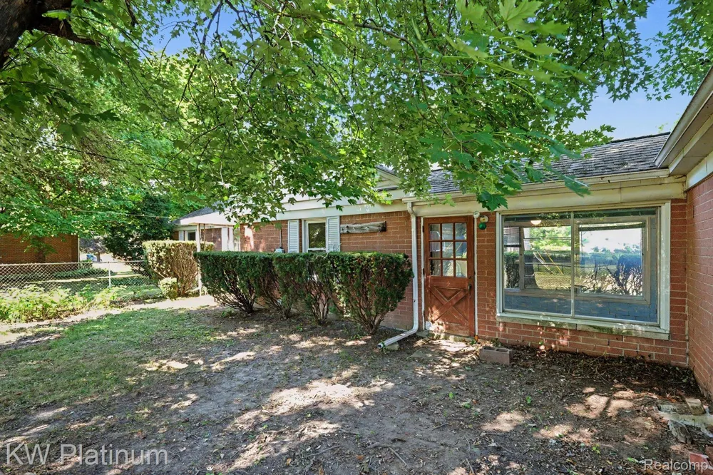 33200 Edgegrove Fraser City, MI 48026