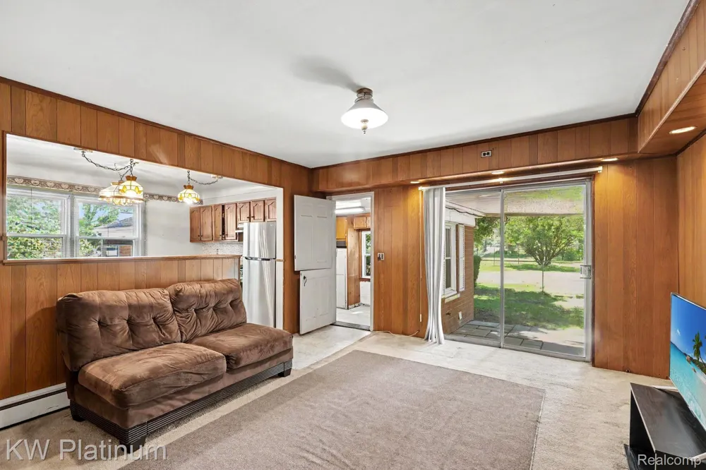 33200 Edgegrove Fraser City, MI 48026
