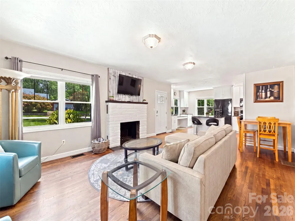 1909 Arlington Place Hendersonville, NC 28791