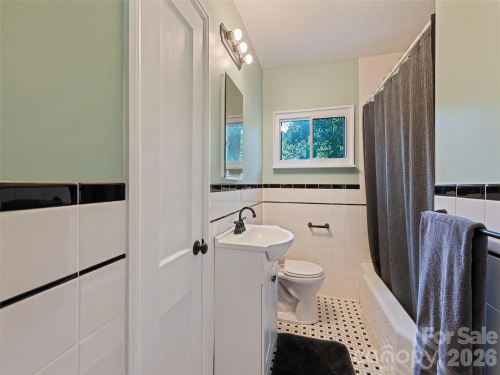 1909 Arlington Place Hendersonville, NC 28791