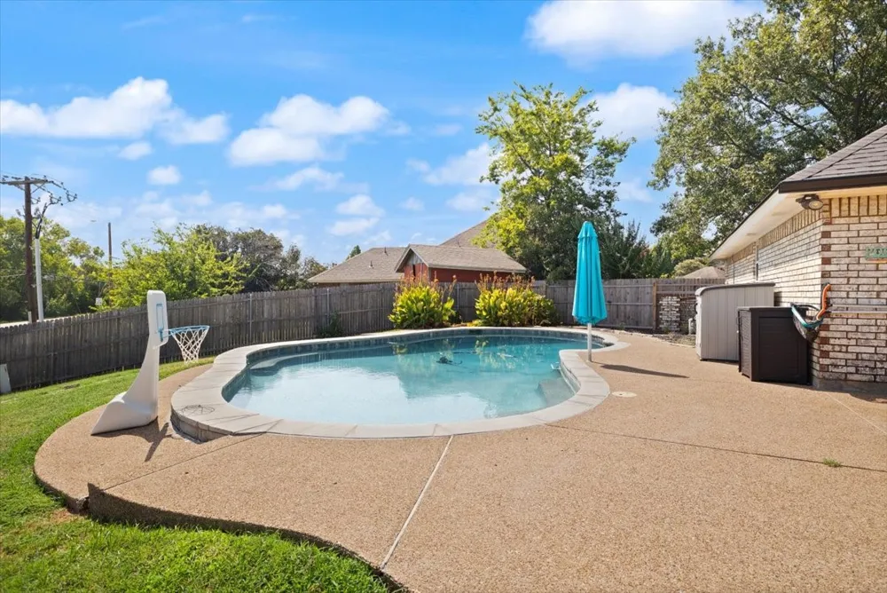 10200 Fieldcrest Drive Benbrook, TX 76126