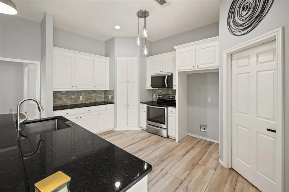 10200 Fieldcrest Drive Benbrook, TX 76126