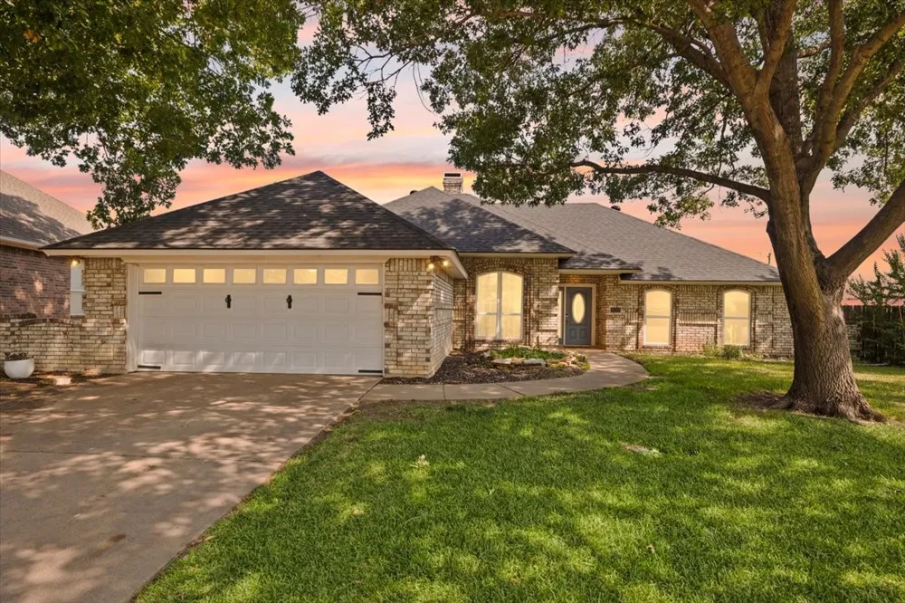 10200 Fieldcrest Drive Benbrook, TX 76126