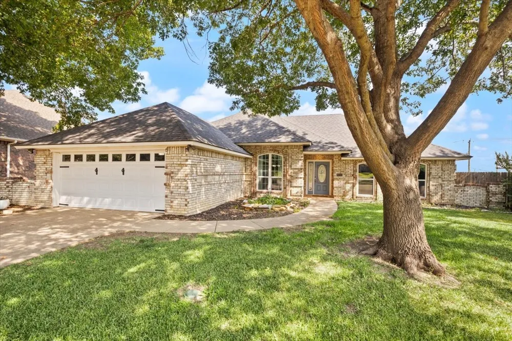10200 Fieldcrest Drive Benbrook, TX 76126