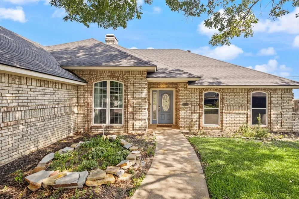 10200 Fieldcrest Drive Benbrook, TX 76126