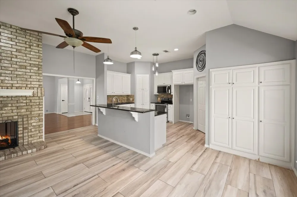 10200 Fieldcrest Drive Benbrook, TX 76126