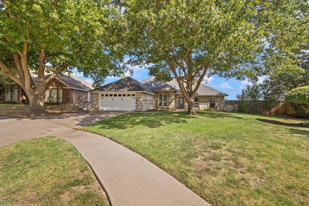10200 Fieldcrest Drive Benbrook, TX 76126