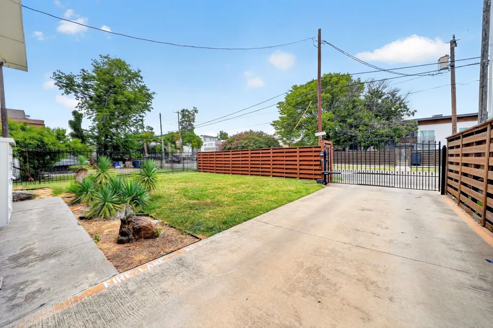 1417 Bennett Avenue #G Dallas, TX 75206