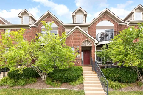 120 W Oakbrook Drive