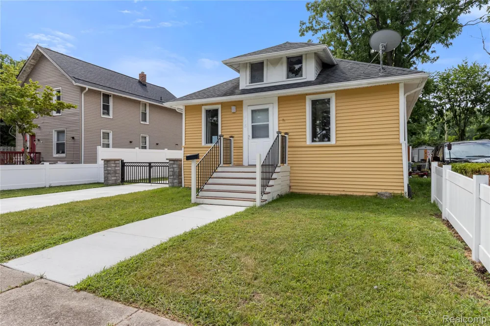 138 Mechanic Street Pontiac City, MI 48342