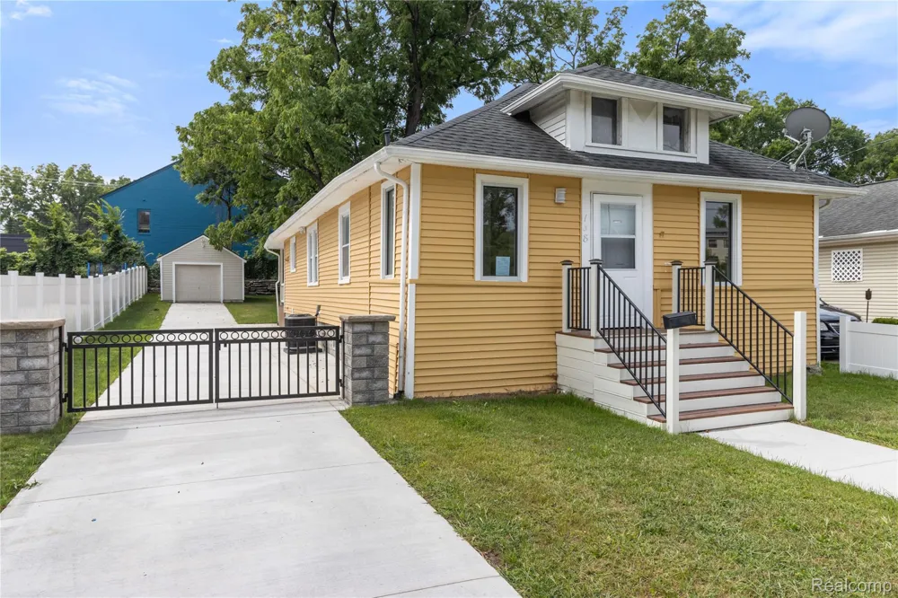 138 Mechanic Street Pontiac City, MI 48342