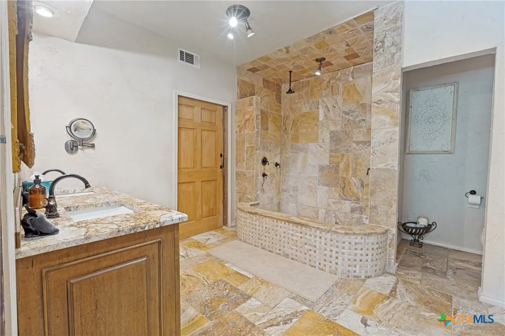 8570 River Road New Braunfels, TX 78132