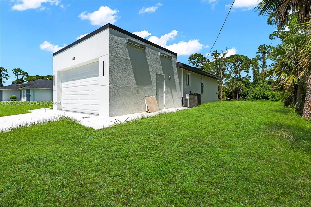 718 718 Robert AVE Lehigh Acres, FL 33936
