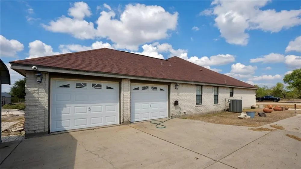 240 County Road 2112 Alice, TX 78332