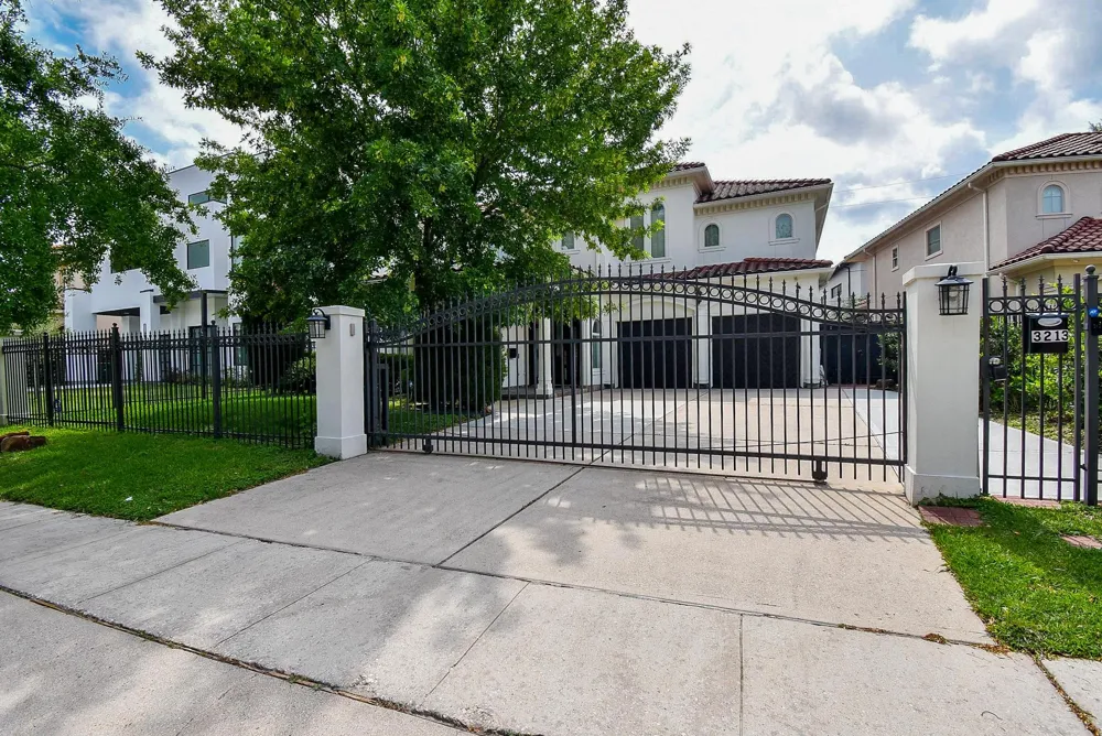 3213 Mcculloch Circle Houston, TX 77056