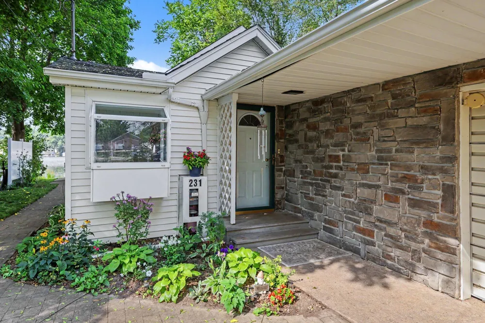 231 Lakeside Drive Leoni Township, MI 49254