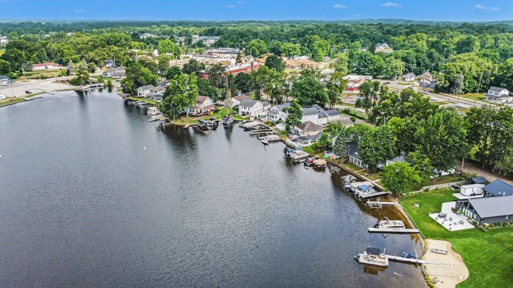 231 Lakeside Drive Leoni Township, MI 49254