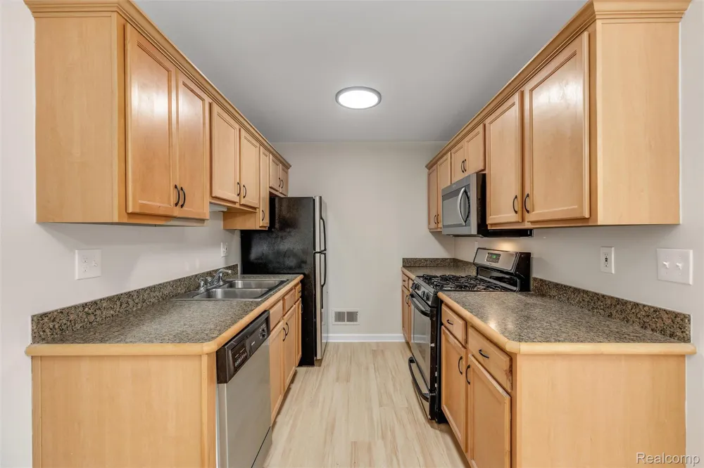 40526 Newport Drive Plymouth Charter Township, MI 48170
