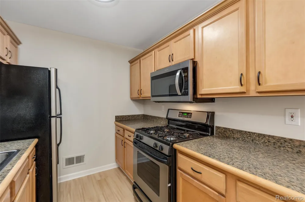 40526 Newport Drive Plymouth Charter Township, MI 48170