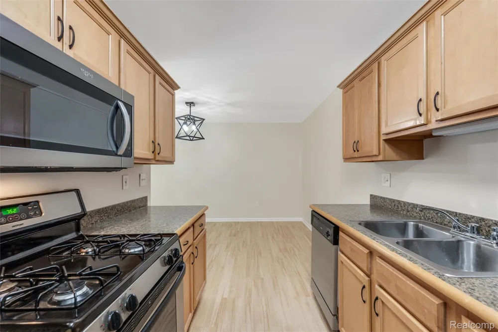 40526 Newport Drive Plymouth Charter Township, MI 48170
