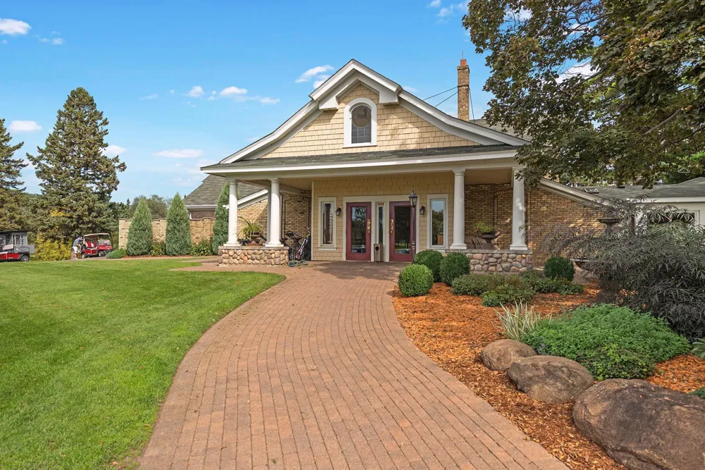 8585 Kelzer Pond Drive Victoria, MN 55386