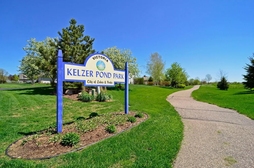 8585 Kelzer Pond Drive Victoria, MN 55386
