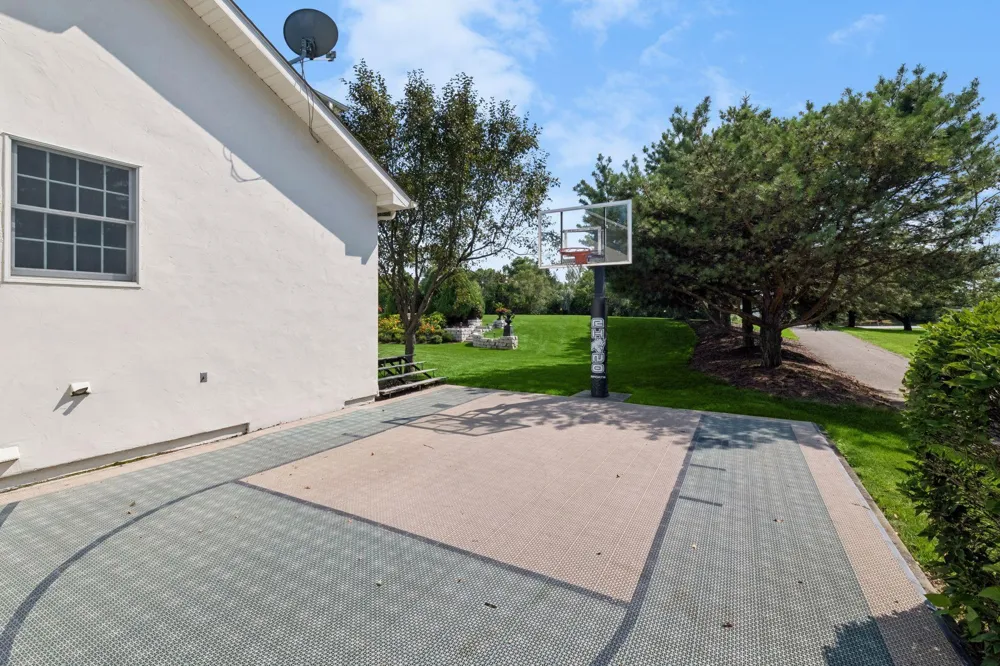 8585 Kelzer Pond Drive Victoria, MN 55386