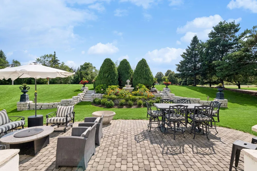 8585 Kelzer Pond Drive Victoria, MN 55386