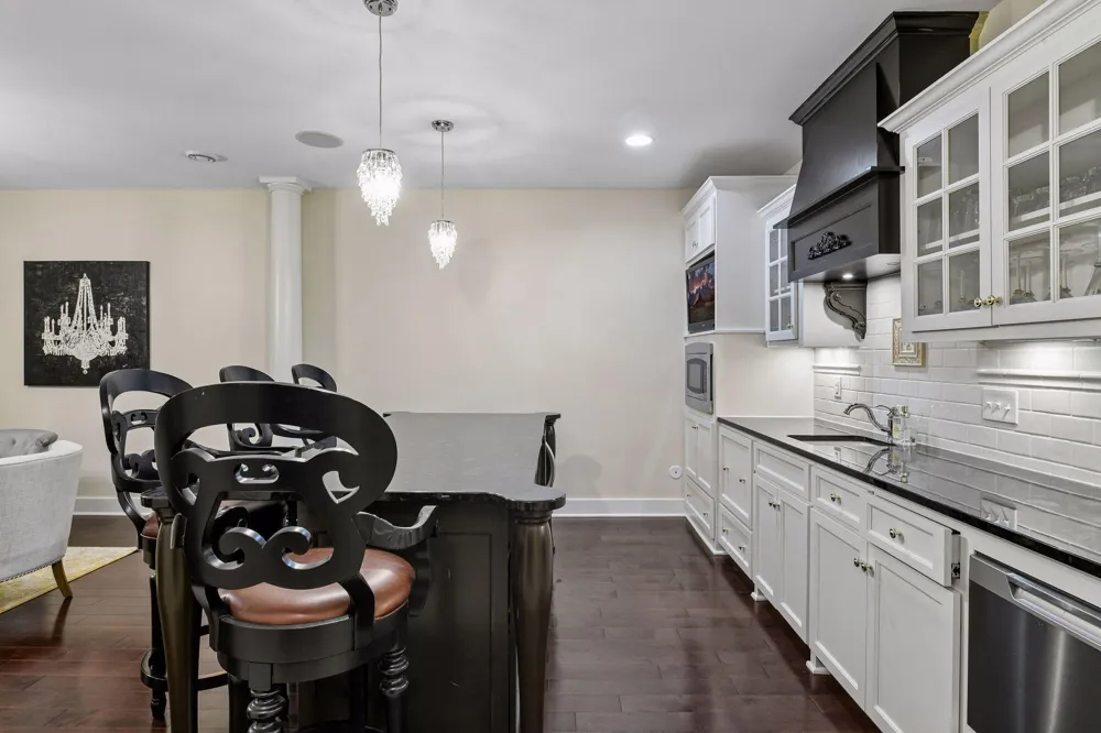 8585 Kelzer Pond Drive Victoria, MN 55386