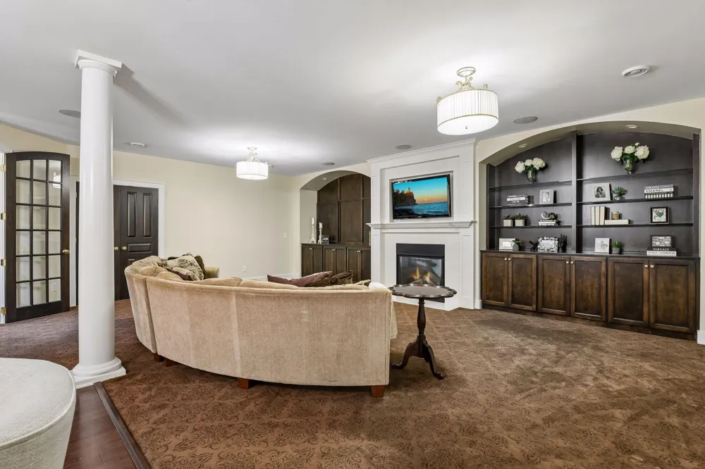 8585 Kelzer Pond Drive Victoria, MN 55386