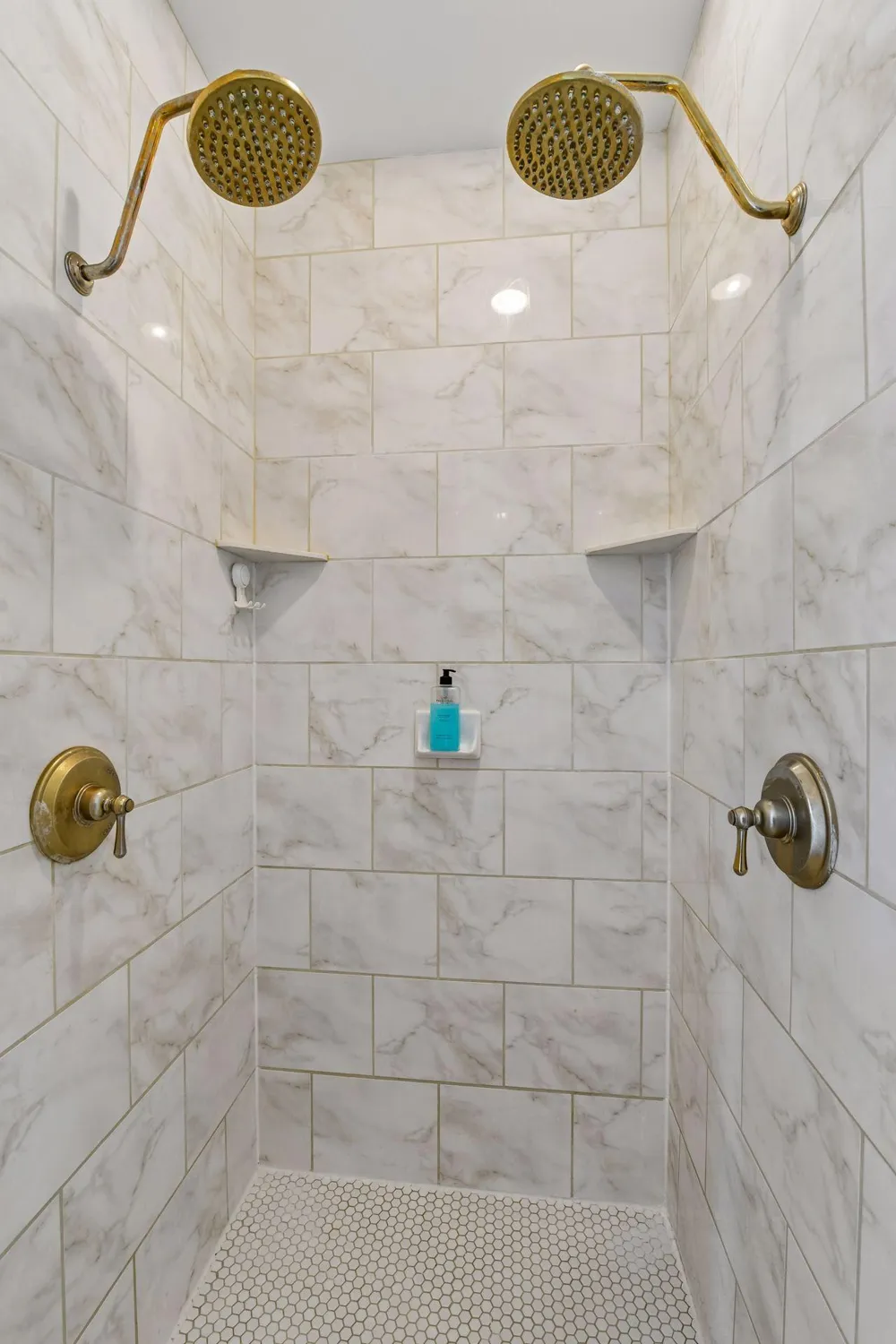 8585 Kelzer Pond Drive Victoria, MN 55386
