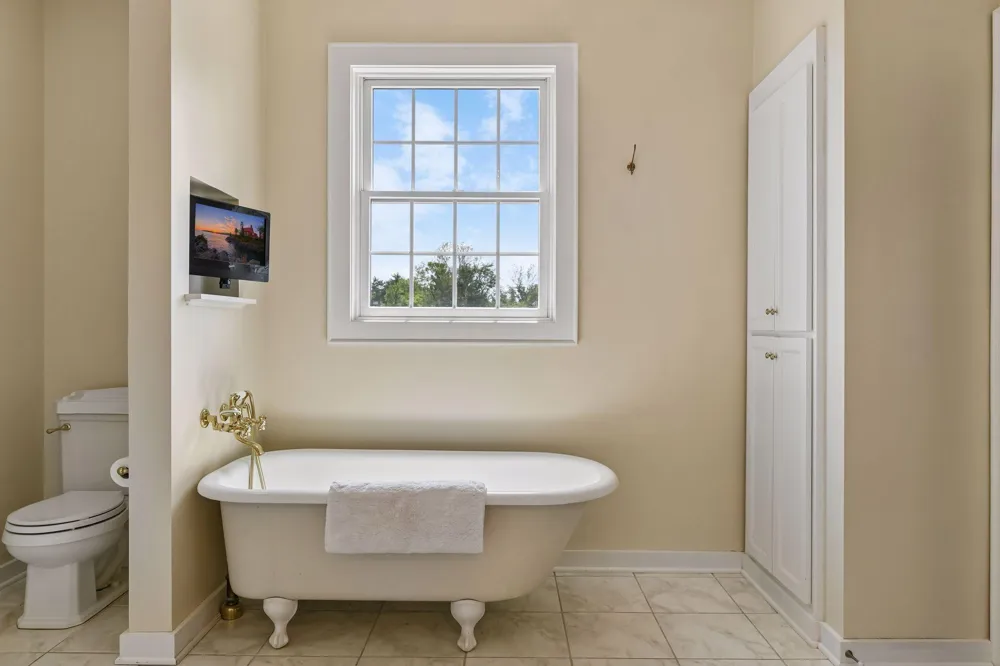 8585 Kelzer Pond Drive Victoria, MN 55386