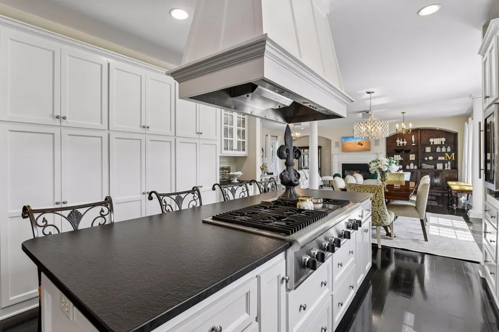 8585 Kelzer Pond Drive Victoria, MN 55386