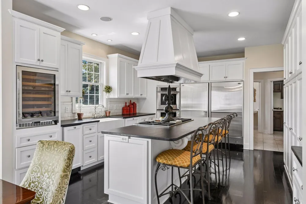 8585 Kelzer Pond Drive Victoria, MN 55386