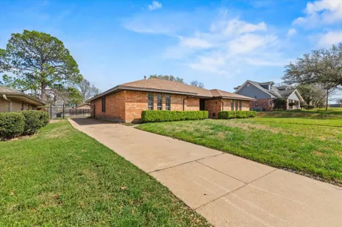 1905 Alamo Drive