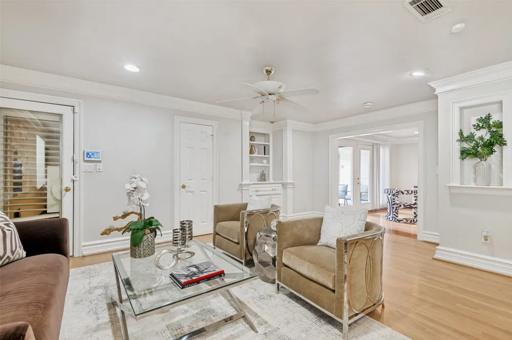 5322 W Mockingbird Lane Dallas, TX 75209