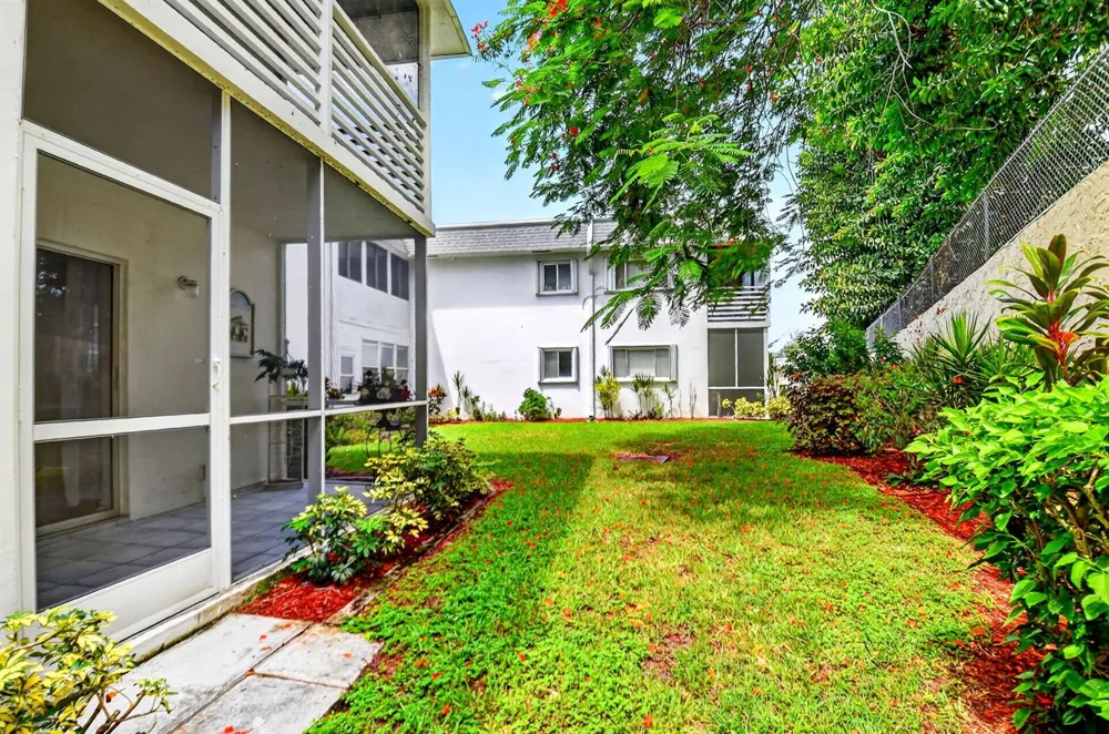 3120 Cynthia Lane #107 Lake Worth, FL 33461