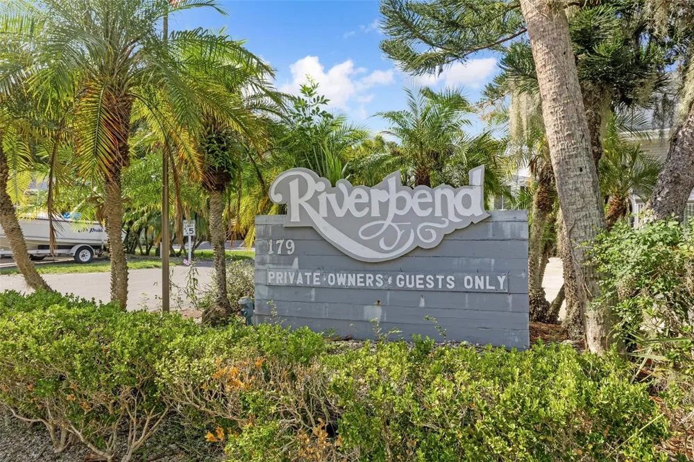 210 RIVER BEND PLACE #B Welaka, FL 32193