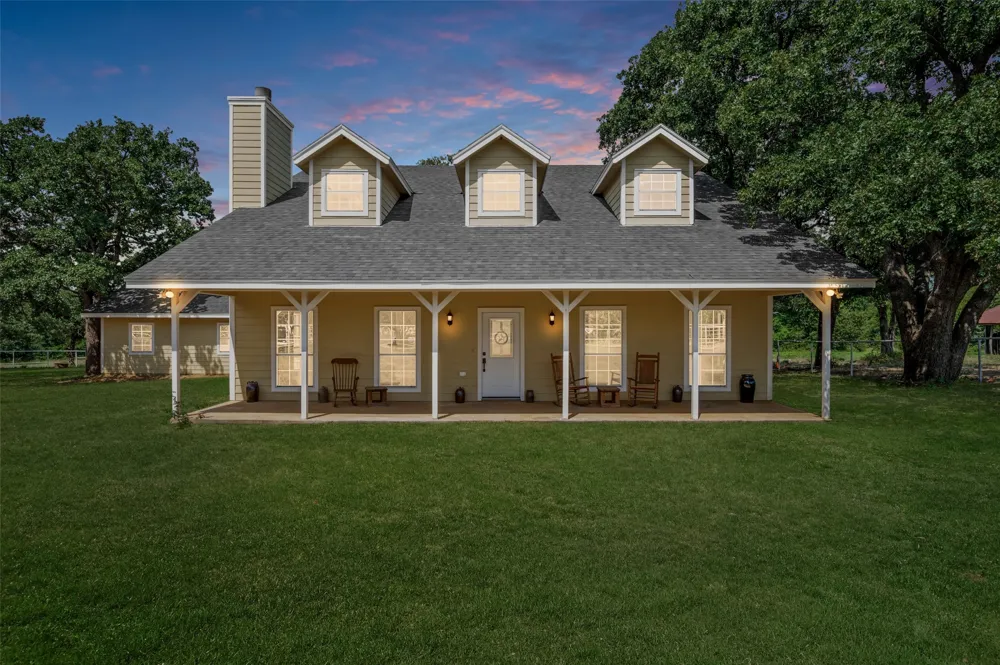 229 Quail Run Road Valley View, TX 76272