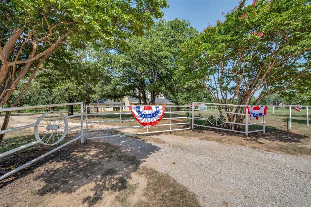 229 Quail Run Road Valley View, TX 76272