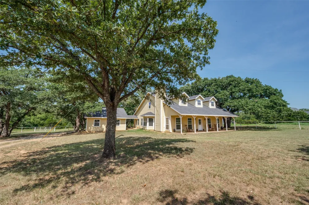 229 Quail Run Road Valley View, TX 76272