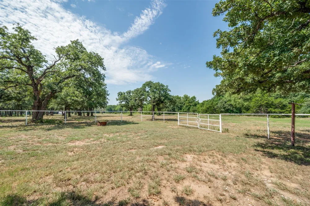 229 Quail Run Road Valley View, TX 76272