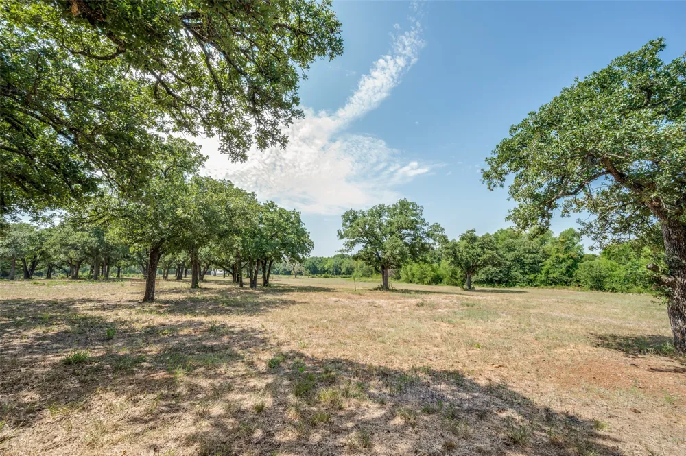 229 Quail Run Road Valley View, TX 76272