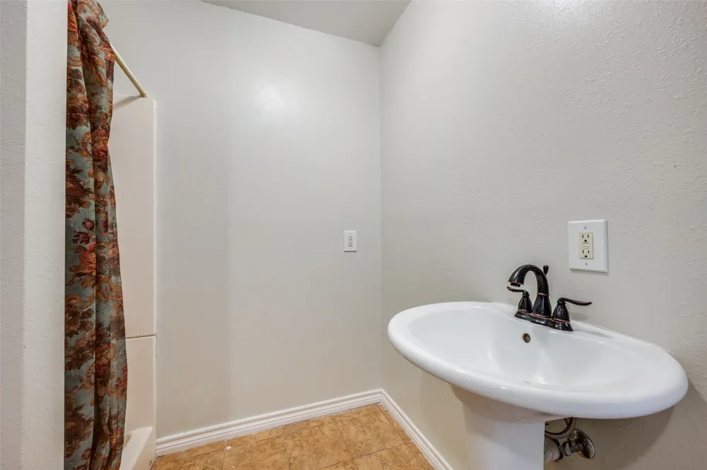 229 Quail Run Road Valley View, TX 76272