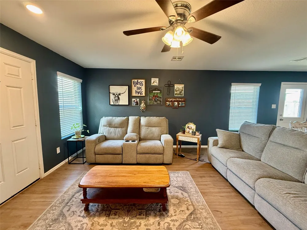 216 Bennett Loop Angleton, TX 77515