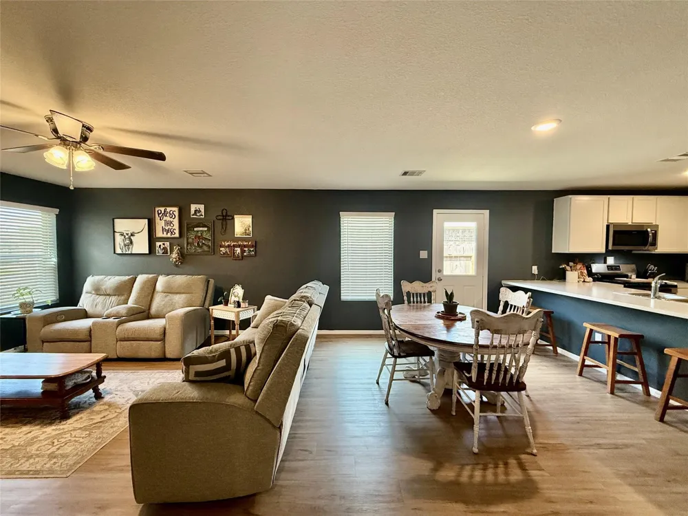 216 Bennett Loop Angleton, TX 77515