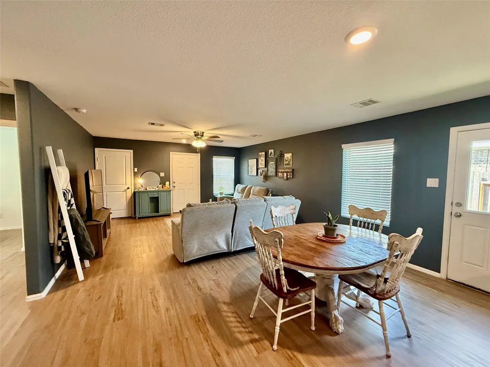 216 Bennett Loop Angleton, TX 77515
