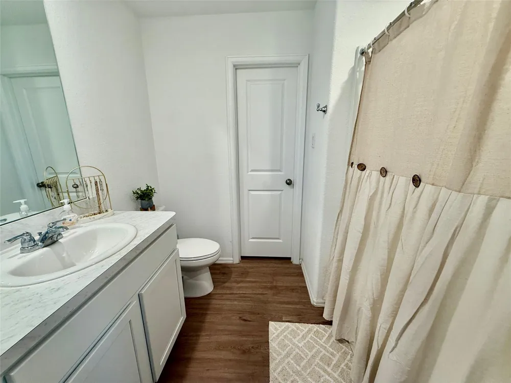 216 Bennett Loop Angleton, TX 77515