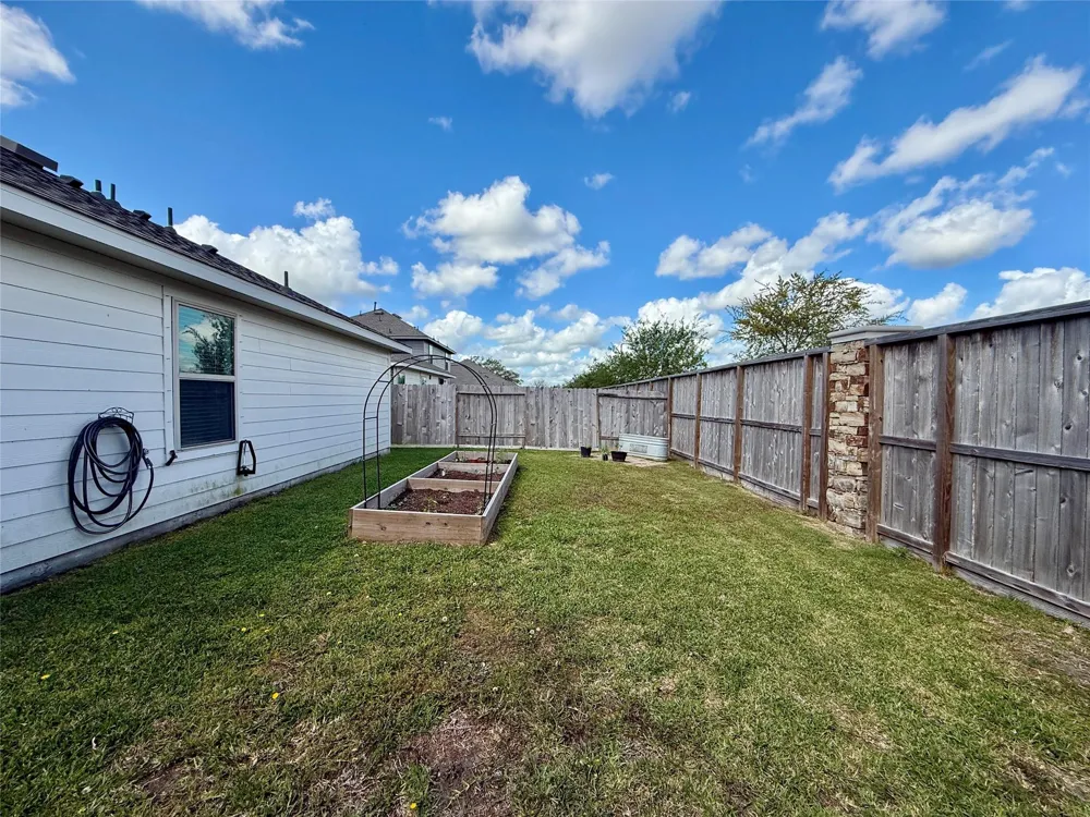 216 Bennett Loop Angleton, TX 77515